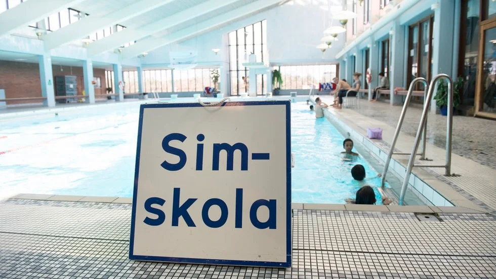 Att det finns skolor som inte bryr sig om ett barn kan simma eller inte är vidirigt, skriver signaturen MH. Foto: Fredrik Sandberg.TT