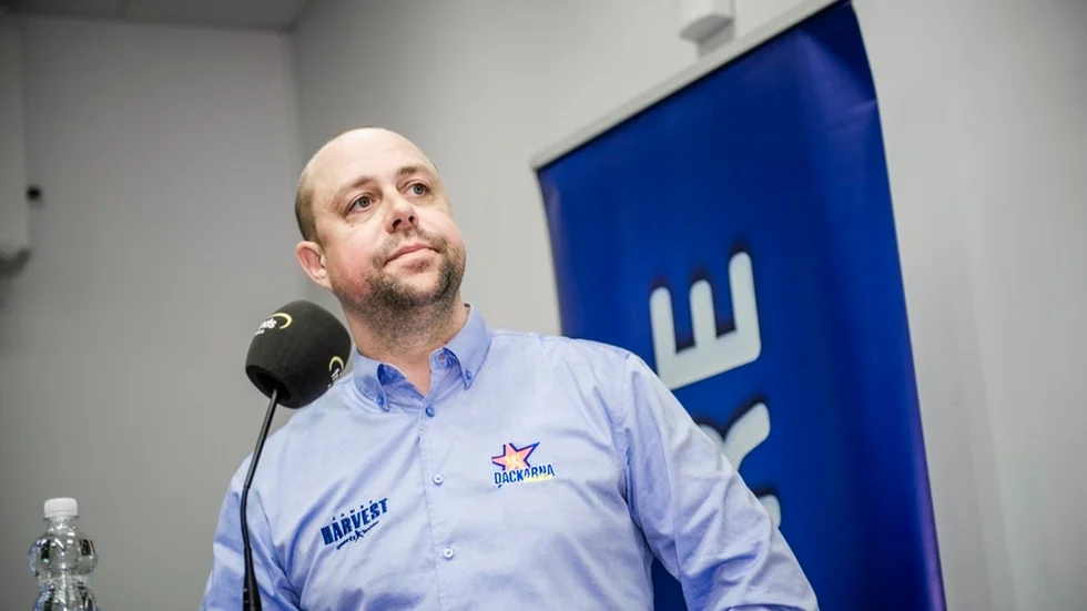 Dackarnas lagledare Mikael Karlsson har accepterat nya datumet utan att vara särskilt nöjd med det.