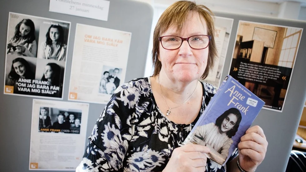 Ewa Rolander visar utställningen och dagboken. Anne Frank dog som femtonåring i koncentrationslägret Bergen-Belsen.