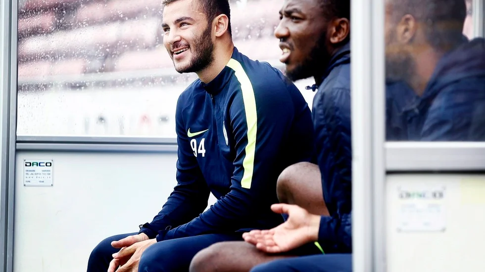 Nye holländaren Farshad Noor är redo för spel när AFC Eskilstuna möter Norrköping borta under måndagskvällen. Här ser han ut och trivas tillsammans med Chidi Omeje.