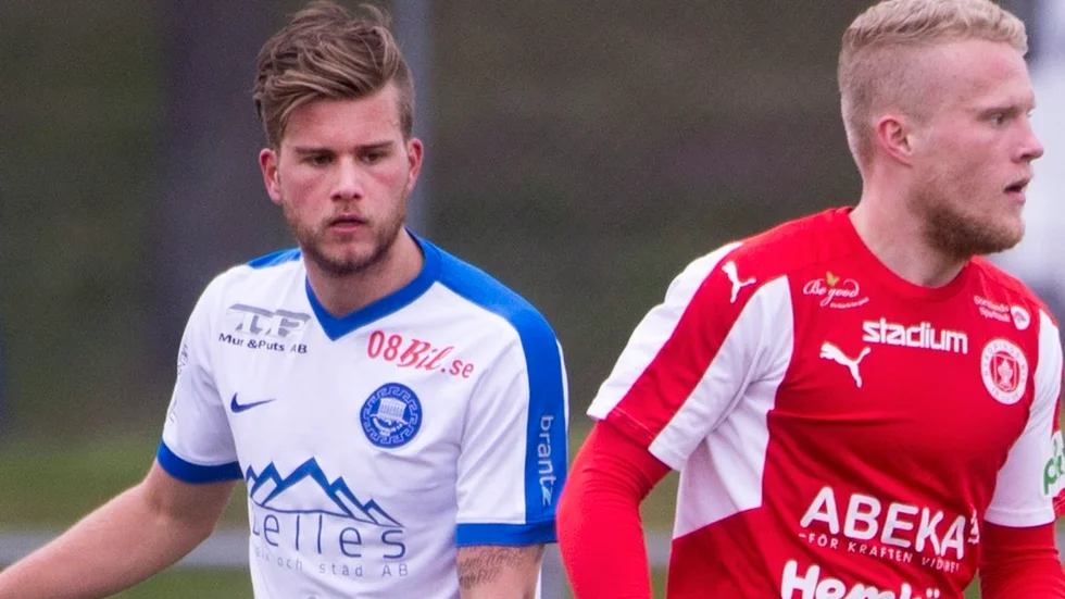 Nicklas Lindqvist spelade förra säsongen i Bissarna. Nu fanns han i Akropolis. Ett mål på sitt gamla lag gjorde han.