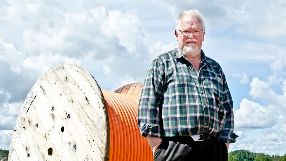 Torbjörn Larsson är missnöjd över Telias telefonförsäljning av fiberanslutningar. Till vardags jobbar han med markarbeten och bland annat just fiber i Trosa.