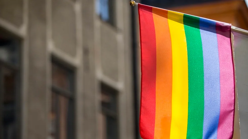 Regnbågens färger, HBTQ-rörelsens gemensamma symbol, finns på flaggor och på gatan framför Elit Stadshotell. Signaturen Lena tycker det är fint medan andra inte alls gillar det. Foto: Christine Olsson. TT