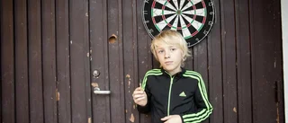 Pilen missade precis pulsådern i halsen