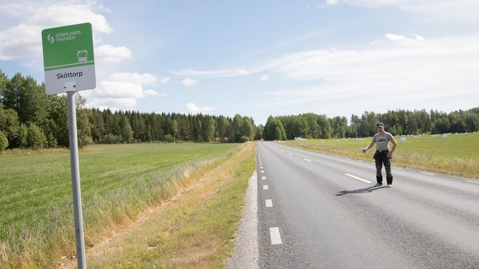 Jimmy Lenekrantz vid Hållstavägen där olyckan inträffade för snart två månader sedan.