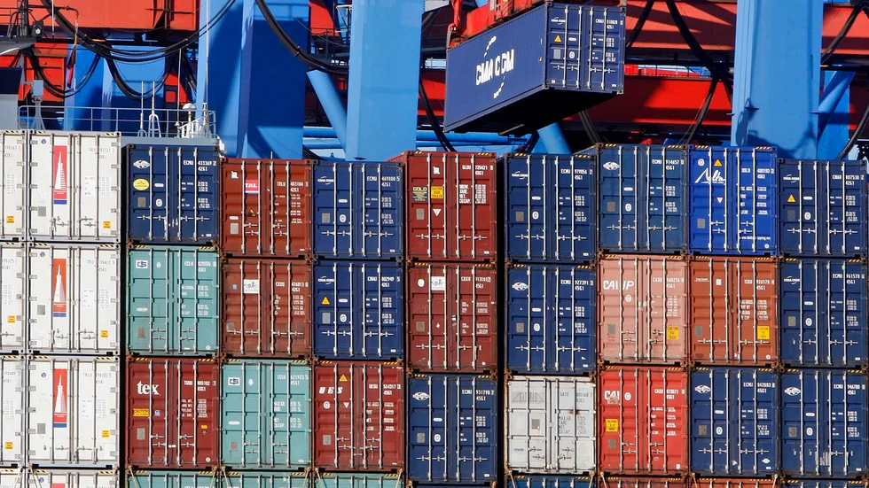 Containers står staplade vid den viktiga hamnen i Hamburg. Arkivbild.