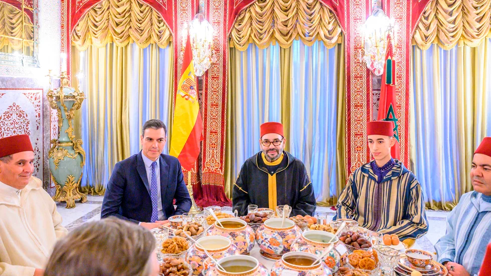 Marockos kung Muhammed VI (i mitten) sitter mellan sin gäst, Spaniens premiärminister Pedro Sánchez (vänster) och sin son, kronprins Moulay Hassan. Bilden har distribuerats av det marockanska hovet. Arkivbild.