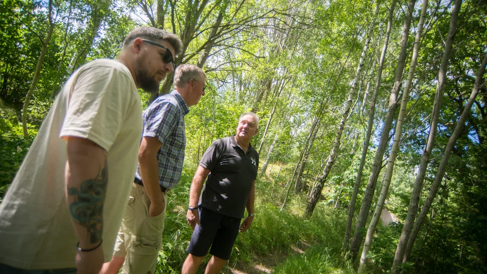 Kenneth Säfström, Jan Johansson och Peter Pettersson visar upp det grönområde som kan komma att bli plats för ett nytt fyravåningshus.