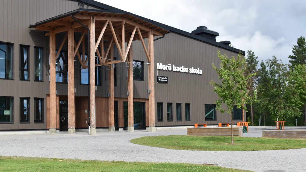 Flickan som hittades svårt skadad är elev vid Morö Backe skola.