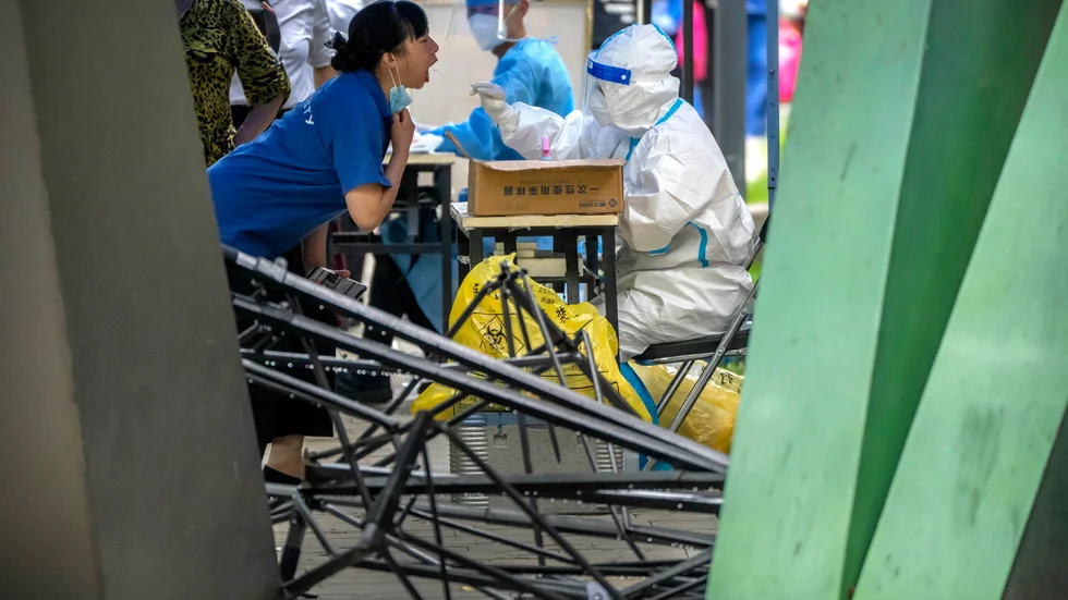 Ett covidtest genomförs på en testplats i Peking.