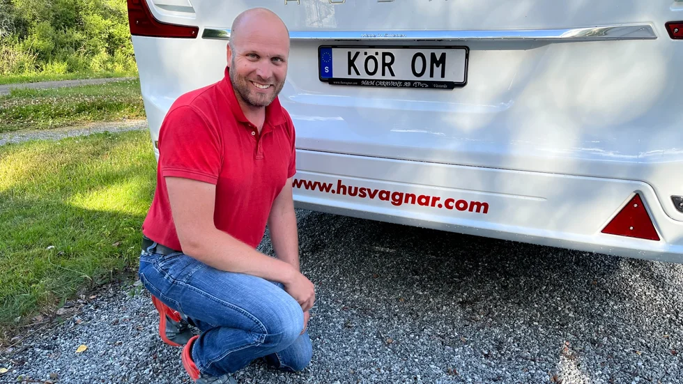 Skylten "KÖR OM" har rullat på vägarna runt Enköping i många år. Numera sitter den på familjen Blomqvists husvagn.
