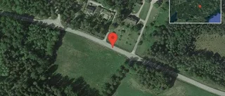Fallna träd skapar problem i trafiken på väg 52