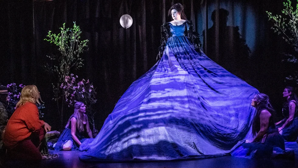 Tobias Westman gör rollen som Tamino och Lydia Kjellberg spelar Nattens drottning i Mozarts "Trollflöjten". Pressbid.