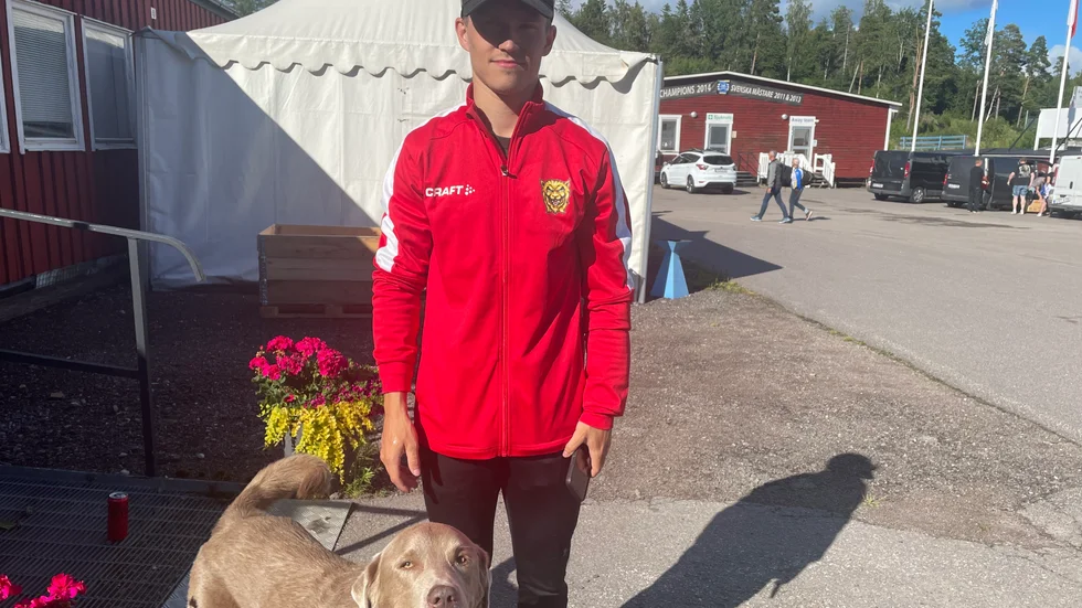 Oliver Berntzon och hunden Apollo i depån inför matchen på banan där allt en gång började för "Vispen".