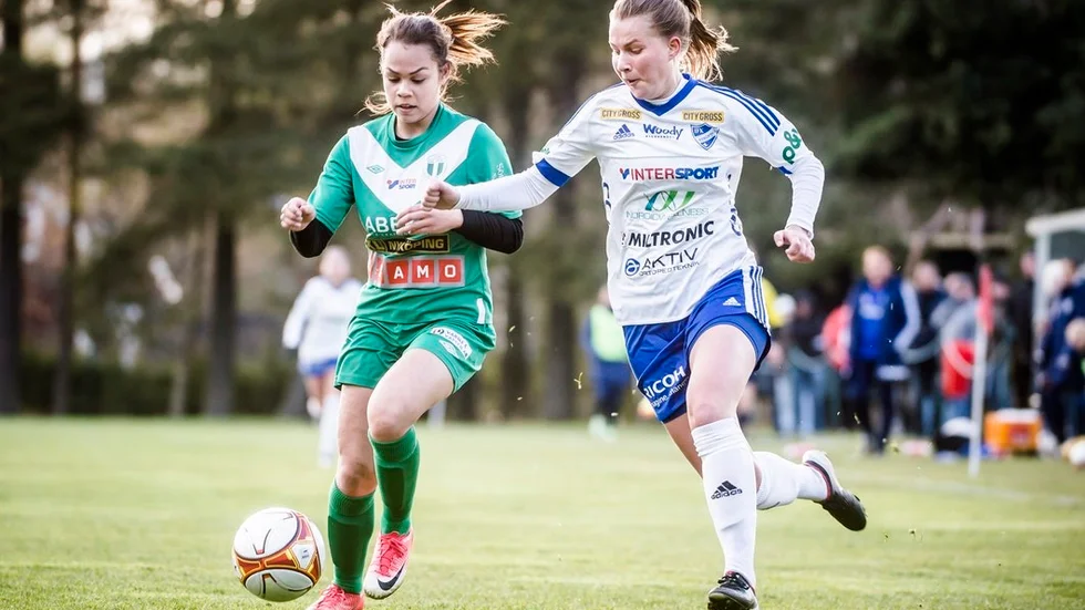 Det har blivit en och annan DM-batalj mellan IFK Nyköping (vitt och blått) och IK Tun de senaste åren. Kommande säsong drabbar de samman i seriespel – ja, faktiskt redan i första omgången av division 2 östra Svealand 2018.