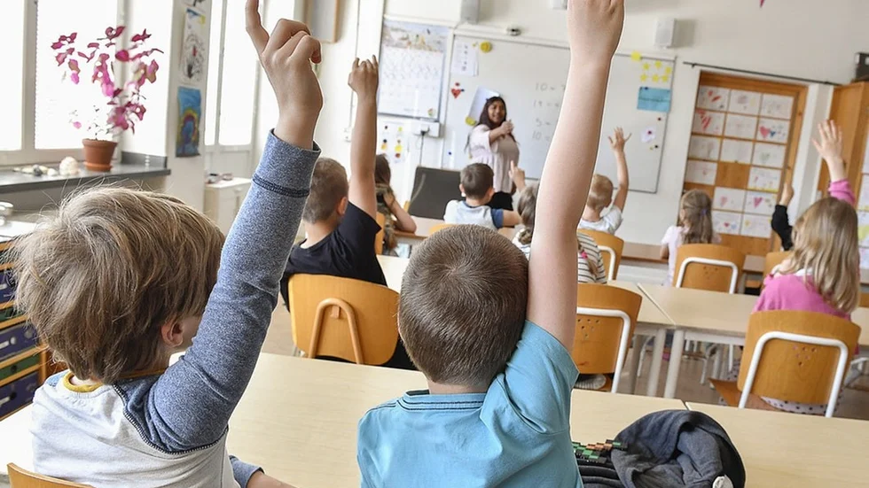 Landets sjuksköterskor, undersköterskor, lärare, och alla andra som jobbar i välfärden har fått 100 000 nya kollegor, skriver S-debattörerna.
