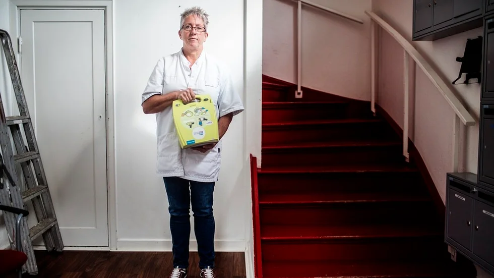 Marianne Wilander får själv betala för service av hjärtstartaren, något hon anser kommunen borde göra.