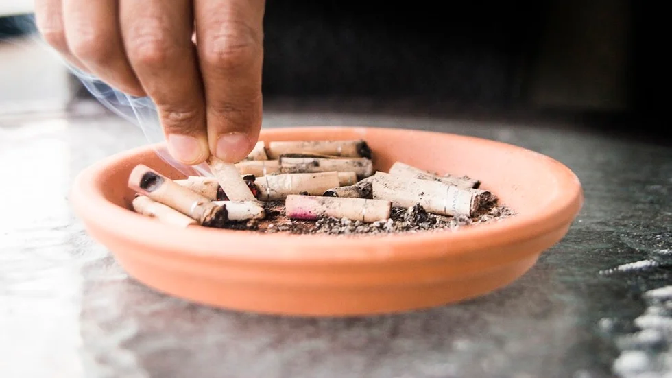 25-åringen bjöds på en cigarett. Trodde han.