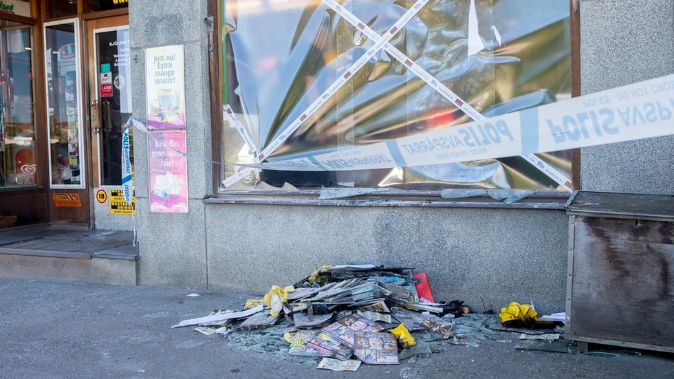 Platsen för måndagsnattens brand var under tisdagen avspärrad.