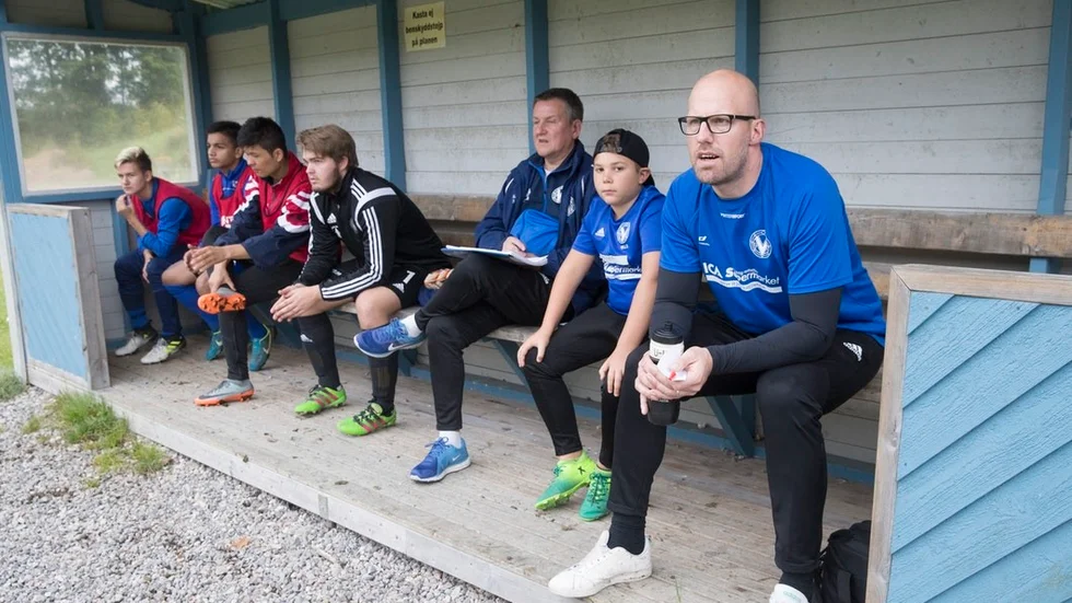 Tobias Sander törs inte tänka på hur många timmar han lägger ner på fotbollen i Värmbol. Men han gör det med glädje så länge han får träna ambitiösa ungdomar som VFC:s U19-lag.