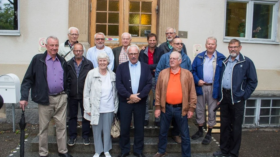 Tillbaka ett halvt sekel senare. Från vänster: Håkan Anemy, Bengt Molin, Åge Gullbekk, Jan Adolfsson, Göran Svensson, Georg Guttormsson, Roger Davidsson, Bengt Skott, Rolf Johansson, Bo Leijon, lärarna Barbro Törnered och Bengt Jarnehammar samt Per Erik Jonth.