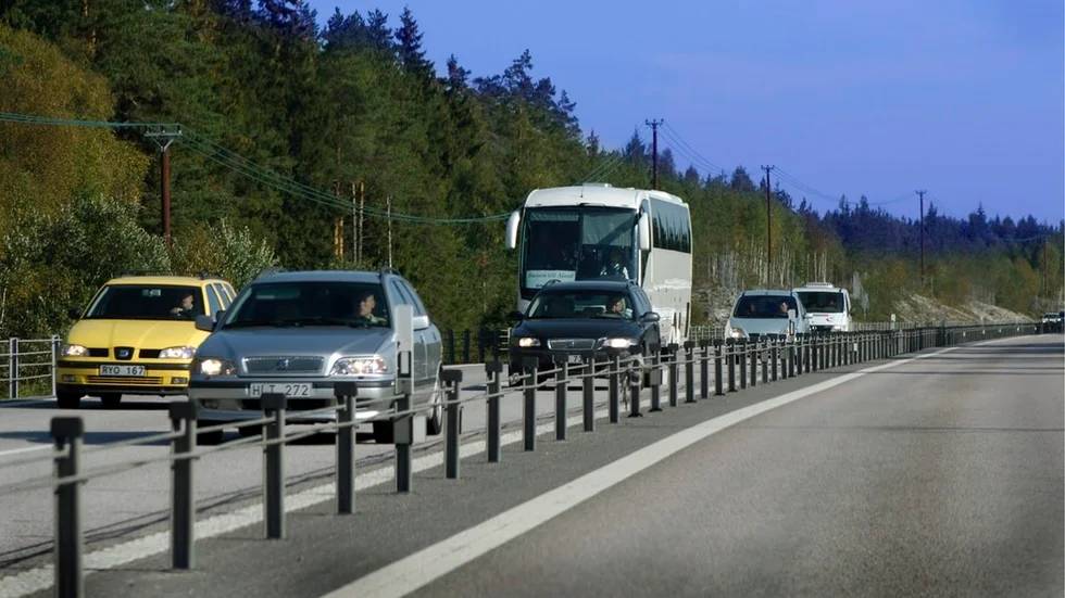 I väntan på eldriften – bilarna blir sakta mer energieffektiva, men trafiken ökar. Samtidigt har svenskars flygresor lika stor klimatpåverkan som alla landets personbilar. Å andra sidan har skogsbruket en positiv klimateffekt som tre gånger om uppväger hela vägtrafikens utsläpp.