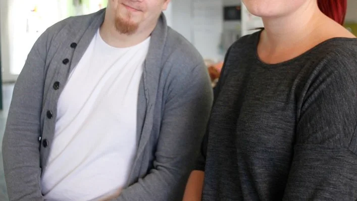 Kim Karlsson och Emma Johansson jobbar på fritidsgården i Åker. På söndag kväll har de öppet så att ungdomar från hela kommunen kan fira valborg hos dem.