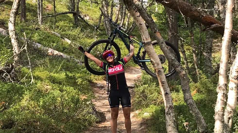 Erika Karlsson med sin mountainbike.