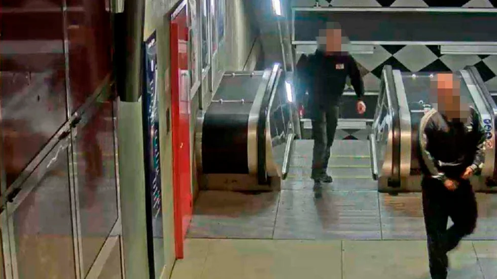Nazisterna försökte fly ned i tunnelbanan efter attacken i Stockholm. 19-åringen från Eskilstuna, till vänster i bild, dömdes för olaga hot under ett bråk i Stockholm. 28-åringen från Flens kommun dömdes för misshandel bland annat.