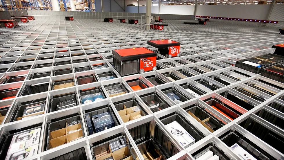De 26 robotarna i det automatiserade lagret möjliggör snabba och säkra leveranser.
