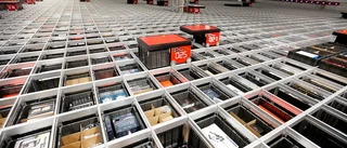 26 robotar på Kitchentime levererar paket från jättelagret i Eskilstuna