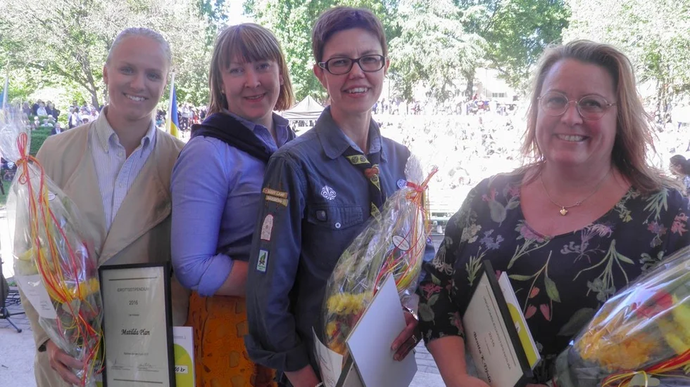 Matilda Plan, längst till vänster, fick idrottsstipendiet och Emelie Rudin, GKKG, Carina Eriksson, Katrineholms scoutkår och Benita K. Djalo var mottagarna av ungdomsledarstipendierna vid ceremonin i Stadsparken på nationaldagen.