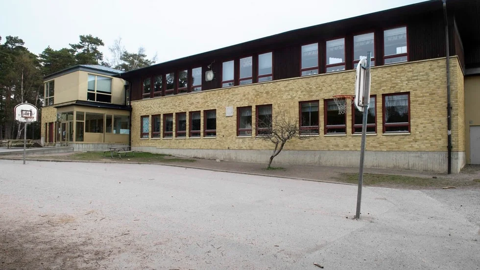 Det är trångt på flera av Nyköpings förskolor och det behöver byggas fler. Men den styrande majoriteten och oppositionen är inte överens om hur.