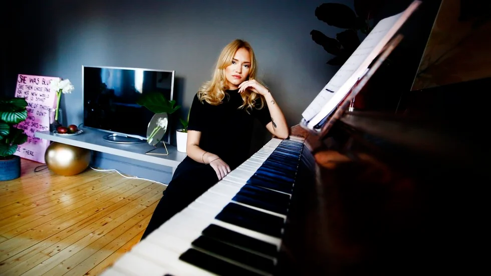 Tove Wikström är singer/songwriter som gjort sig ett namn i Eskilstuna med sina vemodiga sånger. Lördag den 3 februari ger hon en konsert i Biografbarens nedervåning.