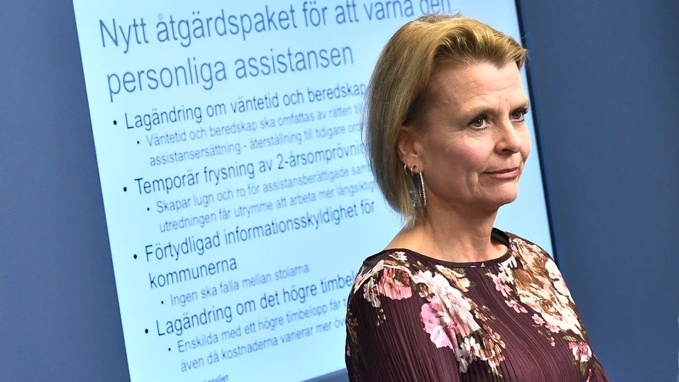 Åsa Regnér (S) presenterade ett åtgärdspaket kring LSS den 14 november. Den 1 februari ska Försäkringskassan redovisa till regeringen hur man lyckats med att minska antalet timmar för assistansersättningen, skriver signaturen "Vem bär ansvaret."