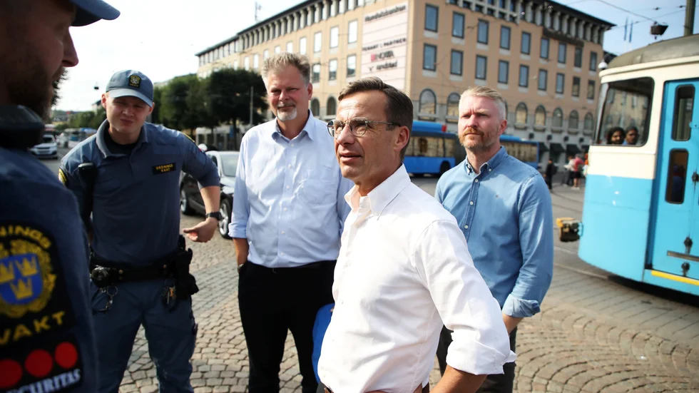 Moderaternas partiledare Ulf Kristersson samtalar tillsammans med Axel Josefson (M), kommunstyrelsens ordförande i Göteborg och Lars Holmin (M), ledamot i regionstyrelsen i Västragötalandsregionen, med ordningsvakter i Göteborg.
