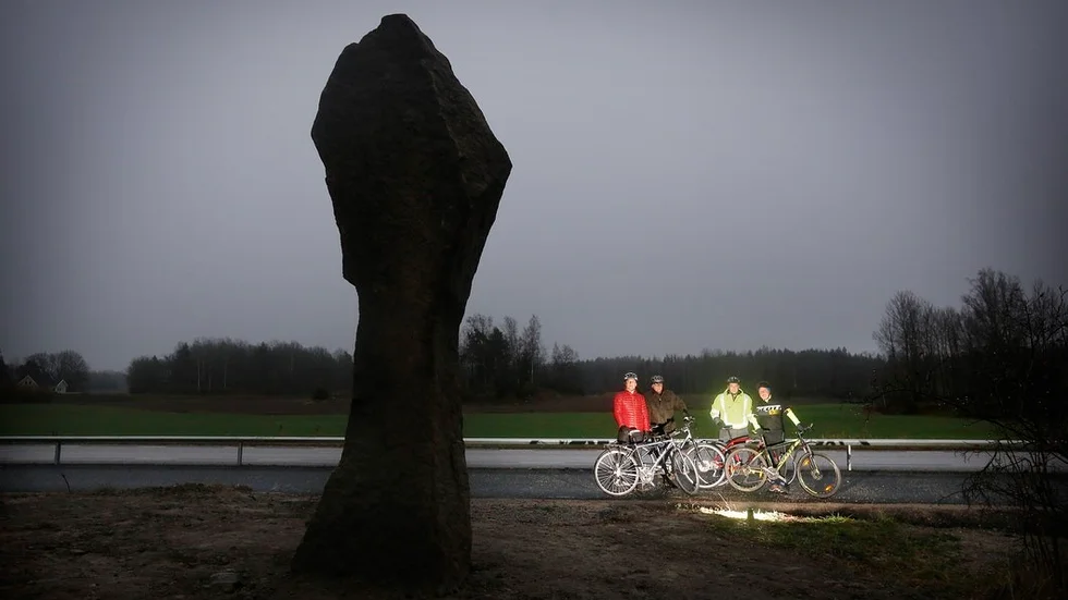 Johan Örn, Arne Jonsson, Magnus Persson och Pär Eriksson provcyklade den nya cykelbanan. I förgrunden Stora Tidö-stenen som påträffades i samband med bygget av cykelbanan och som nu rests längs vägen.
