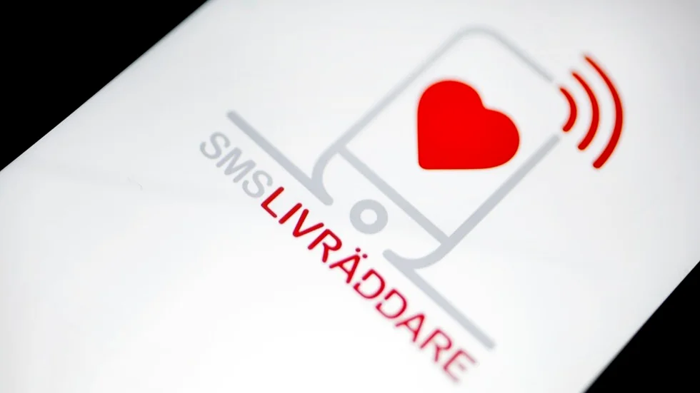 Smslivräddare-appen är gratis och skickar larm till användarna vid ett misstänkt hjärtstopp i deras område. Den visar också upp en karta för att hitta hjärtstartare i närheten.