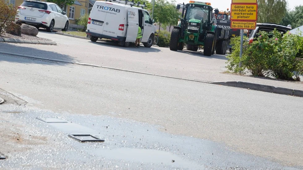 Vatten sipprade upp från en brunn i gatan och en bit bort eftersöktes felet.