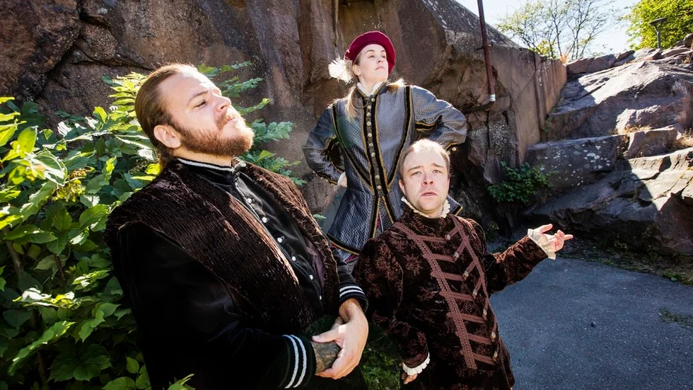 Emil Hjelte, Kenneth Bodin och Victoria Larsson från Nyköping stads teater guidar på sommarens historiska vandringar i Nyköping. Föreställningen heter "Hertig Karls skrönika".