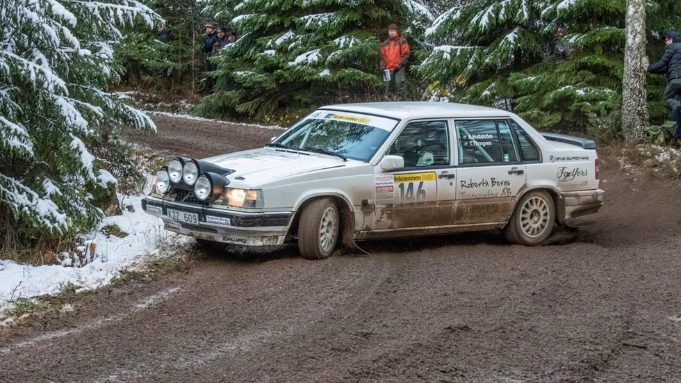 En talande bild för hur sista deltävlingen av Svenska Rallycupen, Marknadsnatta i Östergötland, blev. Snöfallet natten innan tävlingsdagen gjorde vägarna riktigt halkiga. Andreas Hultström i sin Volvo (bilden)  gjorde en vass avslutning. Det förde upp honom till andraplats totalt i klassen.