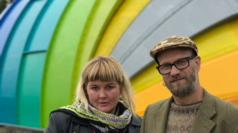 Signe Johannessen och Erik Rören med bältdjuret i bakgrunden.