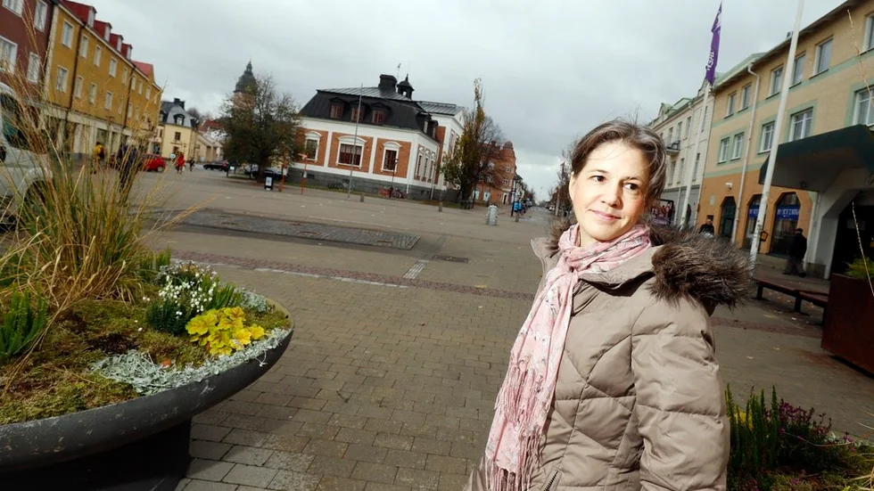 Pernilla Eklund, verksamhetsledare för centrumföreningen Mitt Strängnäs, hoppas också att höjd torgtaxa och nya regler för torghandeln ska bli ett lyft.