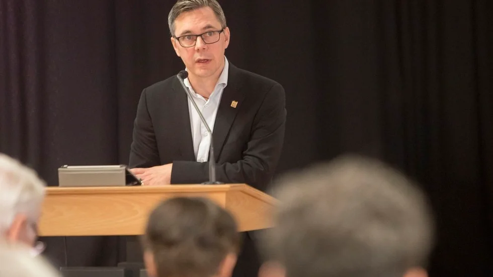 Johan Söderberg (S) var märkbart irriterad när hans officiella statistik ifrågasattes.