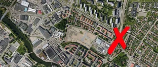 Kvinna påkörd vid rondell i Årby – förd till sjukhus med ambulans