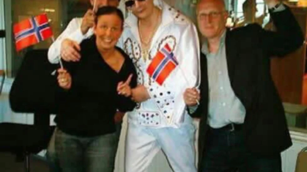 2004 tog sig Ola Dahl in i Guinnes rekordbok. Detta genom att sjunga Elvislåtar i 48 timmar i sträck.