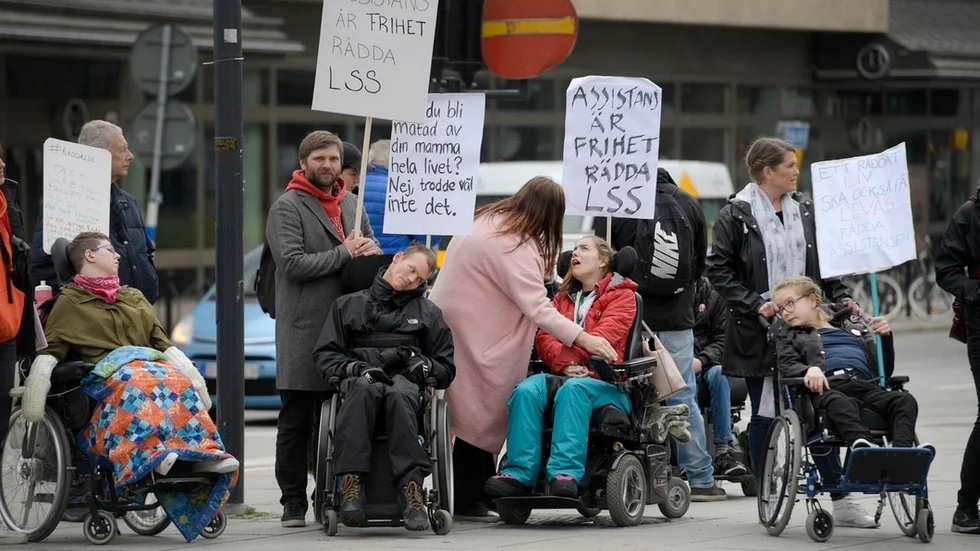 Kristdemokraterna har lagt ett så kallat utskottsinitiativ i socialutskottet i Riksdagen för att så snabbt som möjligt sätta igång en lagändringsprocess för att hjälpa de som hamnat i kläm i LSS-krisen.
