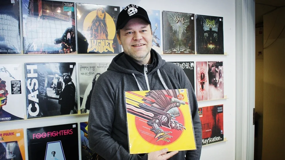 Magnus Uddin med skivan som, i hans tycker, fortfarande är världens bästa rockplatta: "Screaming for Vengeance" av Judas Priest från 1982.