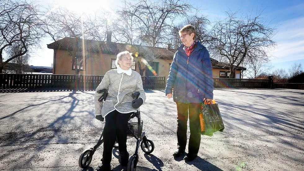 Det blev inget busliv, vittnar Irene Lindberg och Gunilla Larsson i Hållsta. Och heller inget försämrat värde på fastigheterna heller.