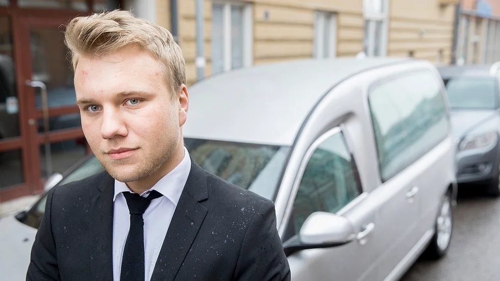 "Döden, när man jobbar med den, den blir naturlig. Ska du jobba med det kan du inte vara rädd. När livet är avslutat är det inget man kan göra något åt", säger Douglas Öljarstrand.